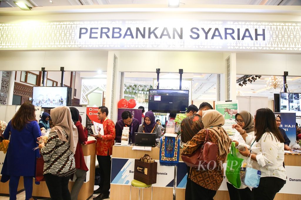 Deretan stan perbankan syariah dalam kegiatan Indonesia Sharia Economic Festival (ISEF) 2019 di Jakarta Convention Center, Jakarta Pusat, Rabu (13/11/2019). 