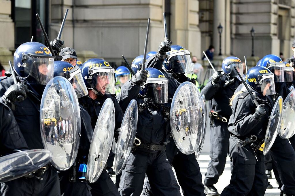 Polisi menghadapi pengunjuk rasa di Liverpool, Inggris, Sabtu (3/8/2024). Demonstrasi dan kerusuhan terjadi di sejumlah kota di Inggris setelah tiga anak tewas ditikam. 