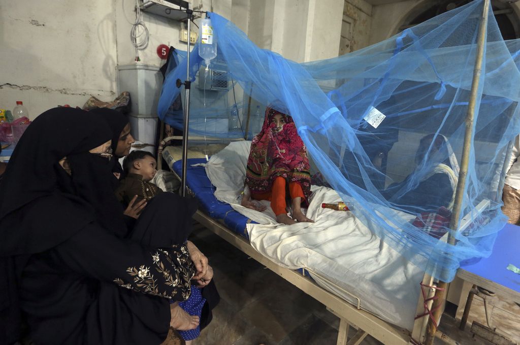 Seorang warga Pakistan tengah dirawat karena terinfeksi virus demam berdarah di sebuah rumah sakit di Karachi, Pakistan, Sabtu (24/9/2022).