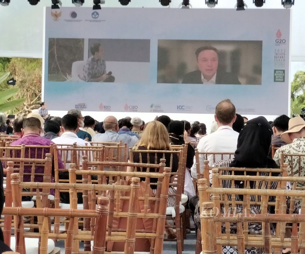 Mendikbudristek Nadiem Anwar Makarim berdialog dengan CEO Tesla Motors Elon Musk secara virtual di Denpasar, Bali, 14 November 2022, di acara Fetival Kampus Merdeka. Elon Musk mendukung transformasi pendidikan masa depan yang relevan untuk generasi muda. 