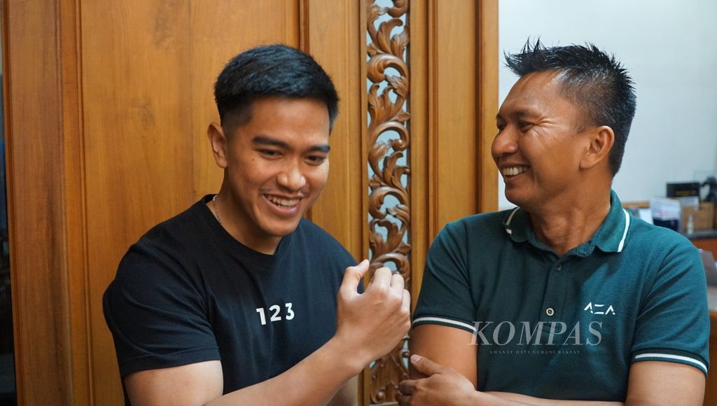 Dirut Persis Solo Kaesang Pangarep  bersama pemegang saham Persebaya Surabaya, Azrul Ananda (kanan), berpose seusai pertemuan tertutup di Balai Kota Surakarta, Jawa Tengah, Senin (24/10/2022). Mereka mendesak digelarnya Kongres Luar Biasa PSSI.  