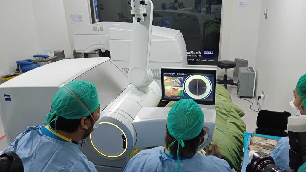 Proses operasi bedah menggunakan laser dengan ReLEx SMILE PRO pada Sabtu (3/12/2022).
