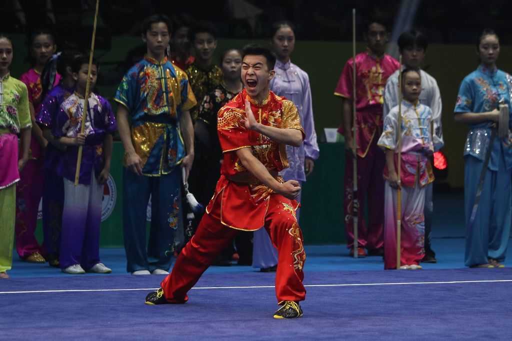 Atlet wushu Indonesia, Josh Tiesto Tanto, meraih medali emas menjelang penutupan Kejuaraan Dunia Wushu Yunior 2022 di Indonesia Convention Exhibition BSD, Kabupaten Tangerang, Banten, Sabtu (10/12/2022). Indonesia berhasil meraih 10 medali emas, 2 perak, dan 3 perunggu pada kategori taolu serta dua perunggu pada kategori sanda. 