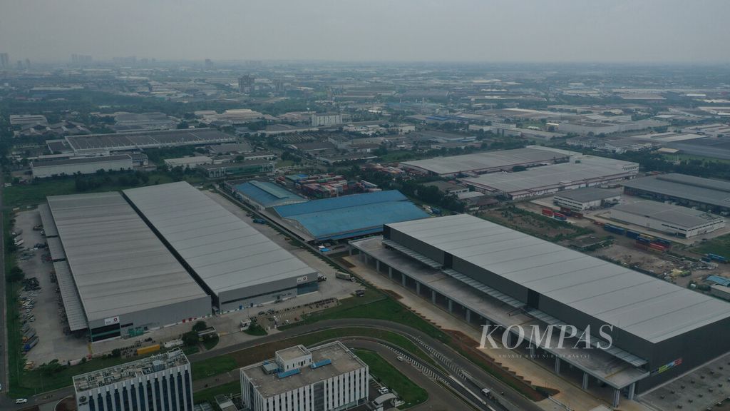 Foto udara kawasan industri MM2100 di Kecamatan Cikarang Barat, Kabupaten Bekasi, Jawa Barat, Sabtu (7/11/2020).