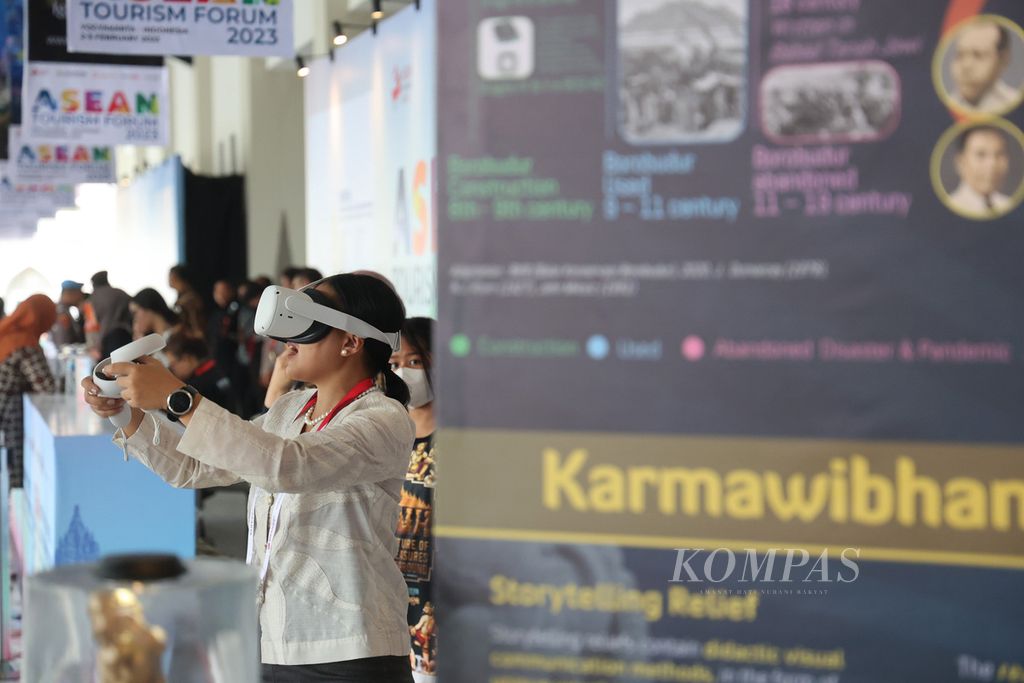 Partisipan mencoba piranti <i>virtual reality</i> yang menjelaskan tentang relief pada Candi Borobudur dalam kegiatan Travel Exchange (Travex) di Jogja Expo Center, DIY, Kamis (2/2/2023).