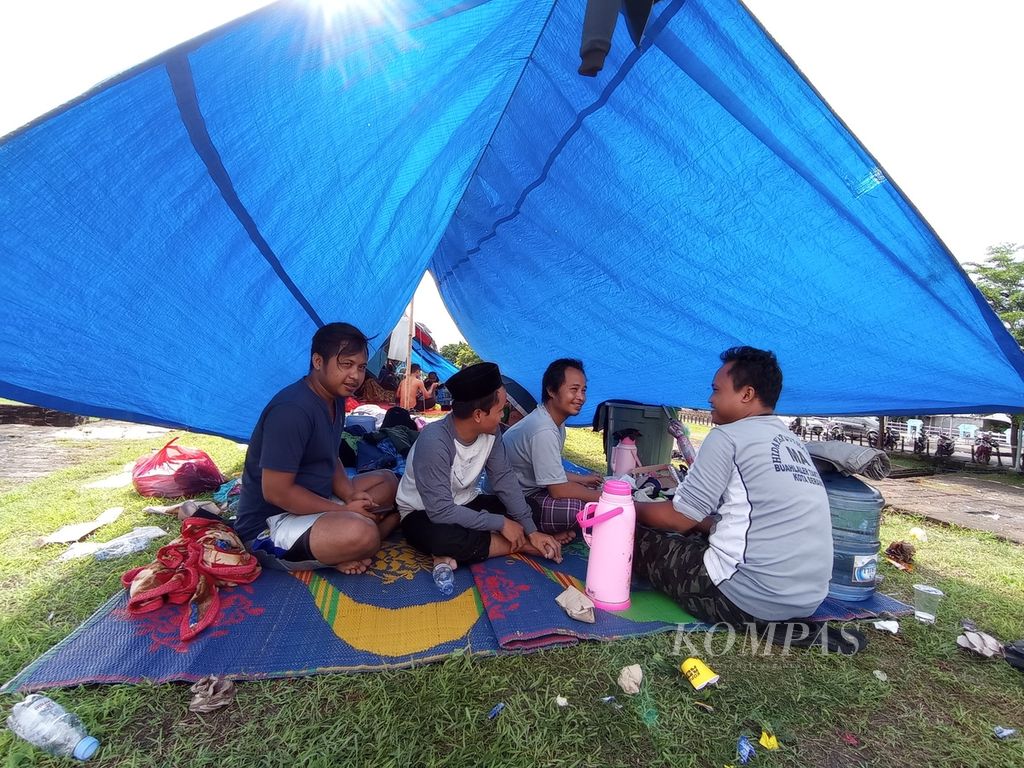 Warga mengungsi di Keraton Surosowan, Kota Serang, Banten, Rabu (2/3/2022). Warga mengungsi karena banjir melanda permukimannya.