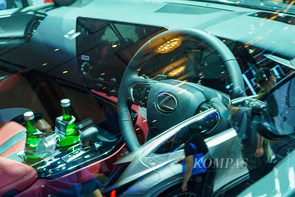 Kabin kemudi Lexus NX 450h+ yang dipamerkan di Gaikindo Jakarta Auto Week (GJAW) 2022 di Jakarta Convention Center, Senayan, Jakarta Pusat, Sabtu (12/03/2022) hingga Minggu (20/03/2022). Perhatikan layar infotainment berukuran 14 inci di bagian tengah dasbor. 