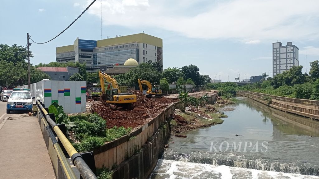 Proyek infrastruktur pengendalian banjir sodetan Kali Ciliwung-Kanal Banjir Timur di Cipinang Besar Selatan, Kecamatan Jatinegara, Jakarta Timur, Minggu (15/1/2023).