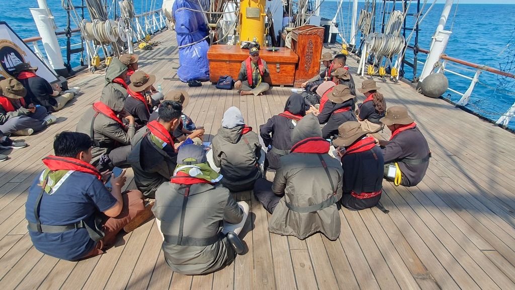 Guru Besar Emeritus Universitas Indonesia (UI) Susanto Zuhdi berbagi ilmu tentang maritim kepada 29 orang Laskar Rempah bersiap di KRI Dewaruci saat pelayaran Muhibah Budaya Jalur Rempah 2024 di laut Belitung Timur, Bangka Belitung, Sabtu (8/6/2024).