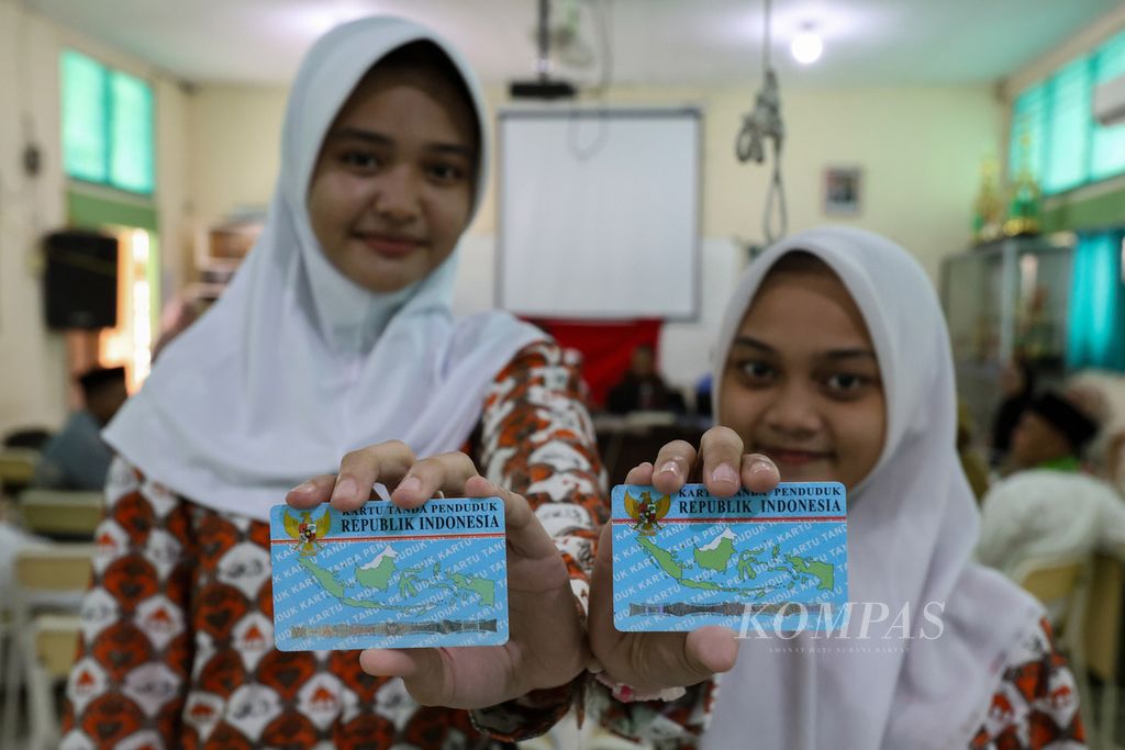 Siswa menunjukkan KTP elektronik mereka di SMAS Islam As Syafi'iyah, Bukit Duri, Jakarta Selatan, Kamis (2/5/2024).