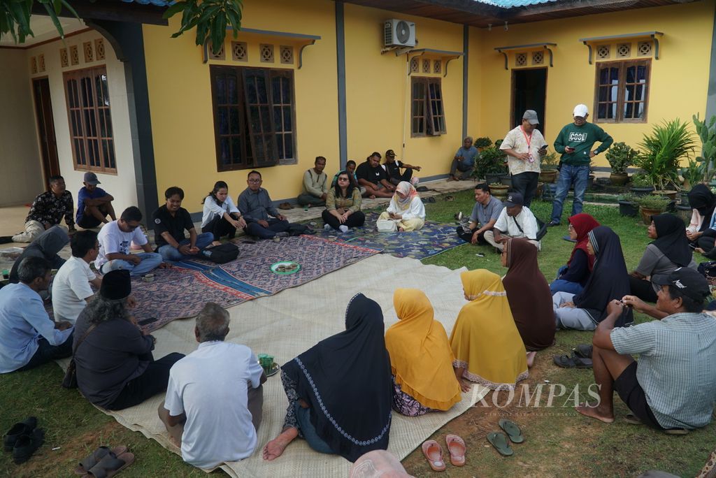 Rombongan Komnas HAM (atas tengah) mendengarkan aspirasi warga terkait konflik agraria dan bentrokan warga di Jembatan Barelang IV dengan aparat pada 7 September lalu, Kampung Pantai Melayu, Kelurahan Rempang Cate, Kecamatan Galang, Kota Batam, Sabtu (16/9/2023). Warga tetap menolak relokasi dan menuntut pembebasan warga yang ditahan serta menuntut aparat ditarik dari Pulau Rempang.