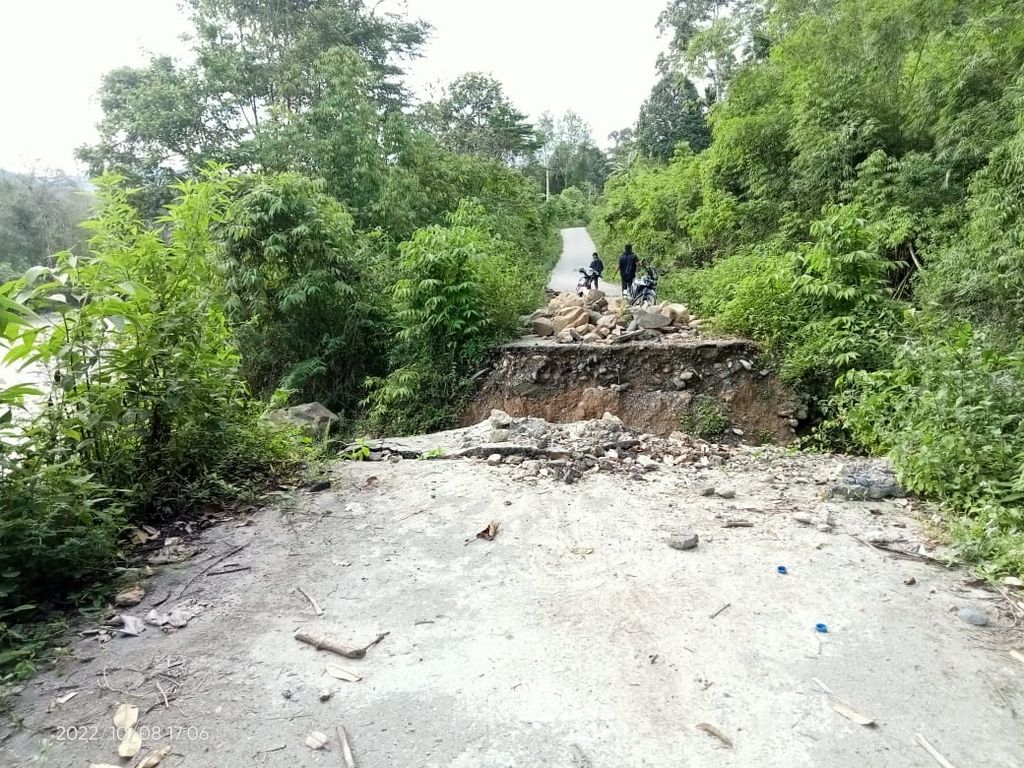 Salah satu ruas jalan desa di Kabupaten Gayo Lues, Provinsi Aceh, yang rusak karena longsor, Jumat (21/10/2022). Hujan dalam intensitas tinggi telah memicu sejumlah daerah di Aceh mengalami banjir dan longsor. 