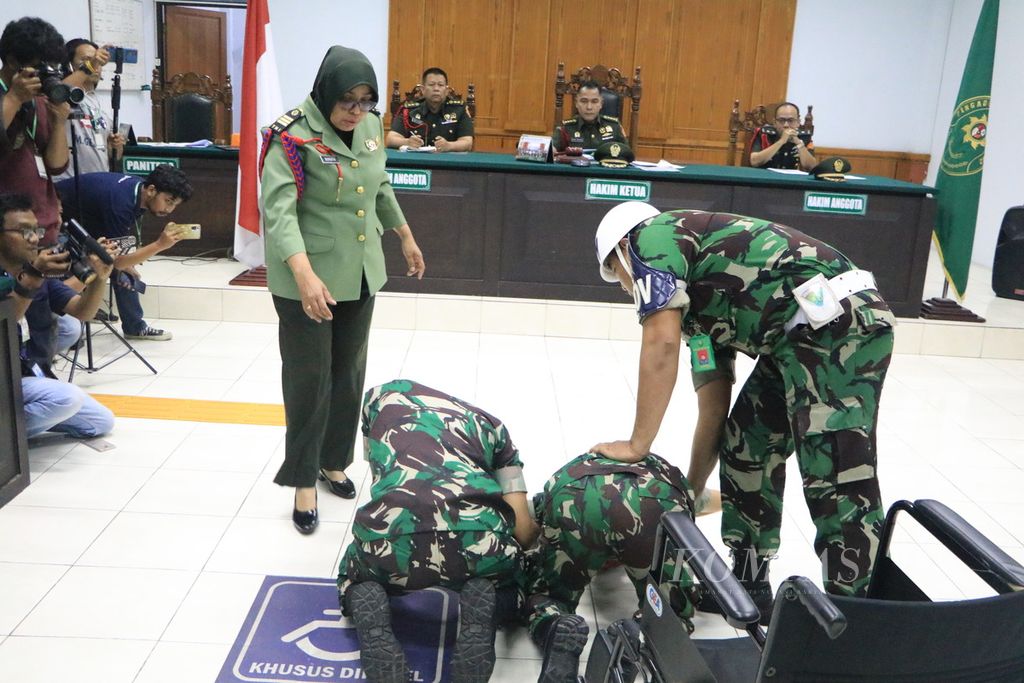 Anggota Kodim 0208 Asahan, Sersan Dua Yalpin Tarzun (kedua dari kanan), dan anggota Yonif 125/Simbisa Prajurit Satu Rian Hermawan, bersujud dan menangis di hadapan majelis hakim saat dijatuhi vonis penjara seumur hidup dan dipecat dari dinas militer di Pengadilan Militer I-02 Medan, Sumatera Utara, Senin (29/5/2023). Keduanya lolos dari tuntutan mati setelah terbukti menjemput dan mengantar 75 kilogram sabu dan 40.000 butir ekstasi dari Kota Tanjung Balai ke Medan.