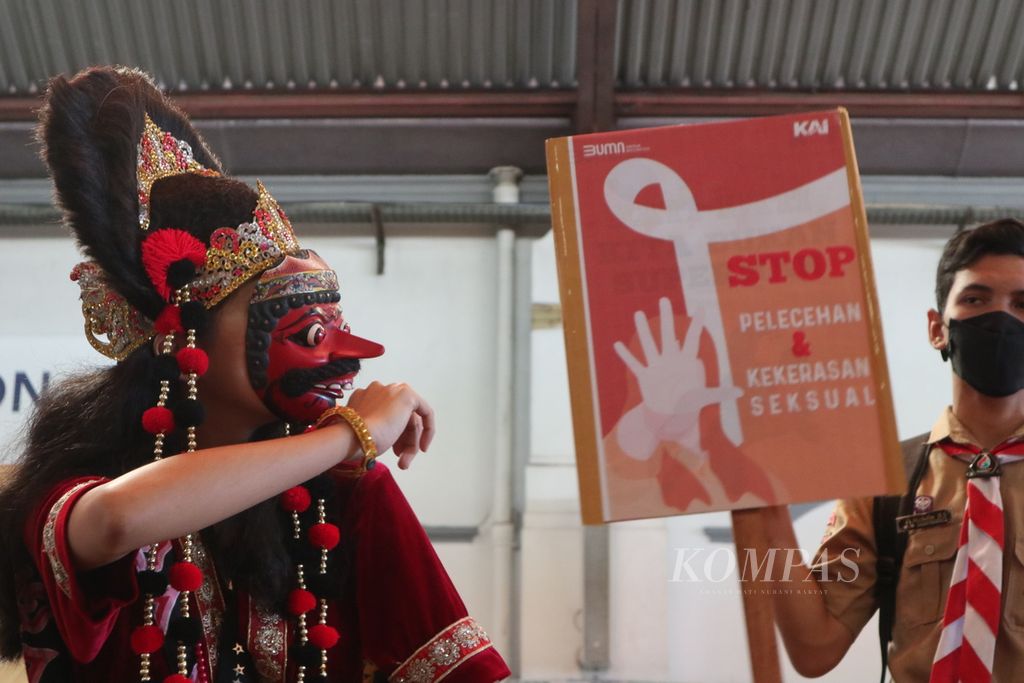 Diva Ramadhona menari topeng klana saat kampanye stop pelecehan dan kekerasan seksual. Kampanye itu digelar oleh PT Kereta Api Indonesia (Persero) Daerah Operasi 3 Cirebon.