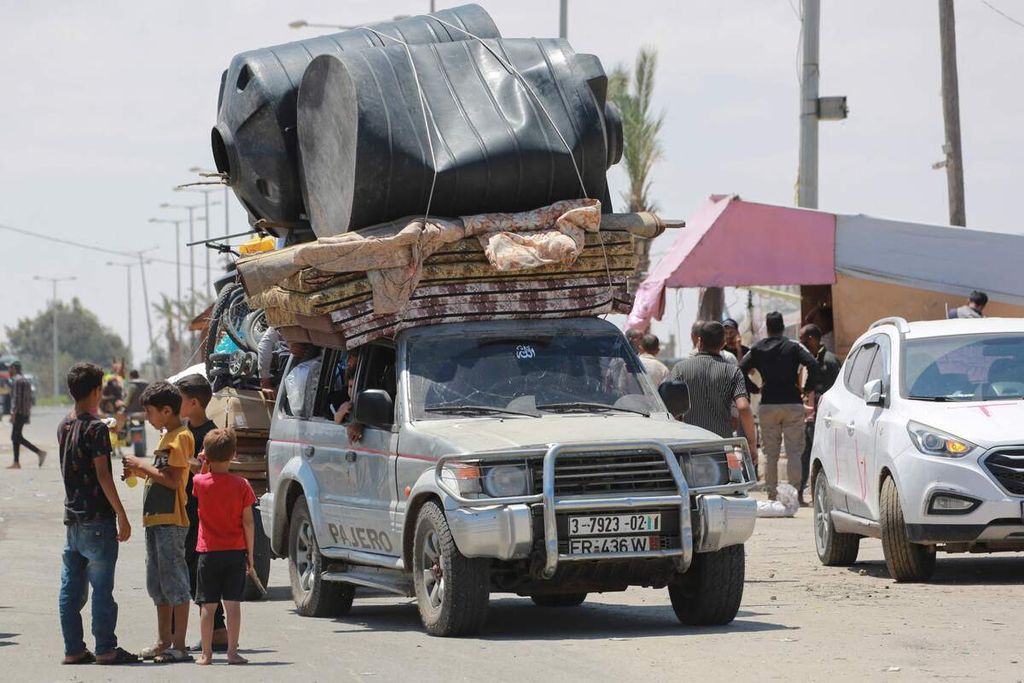 Pengungsi meninggalkan Rafah di Jalur Gaza, Palestina, pada Rabu (29/5/2024).