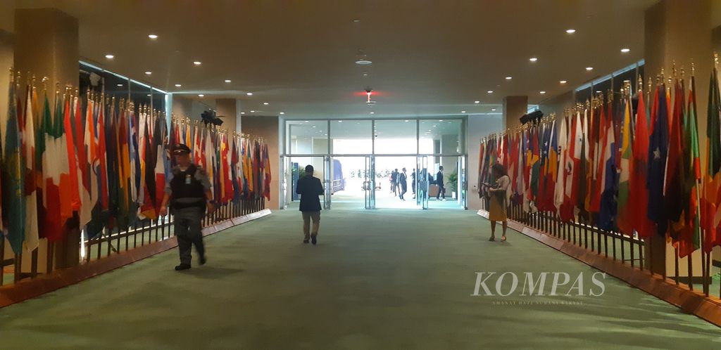 Sejumlah delegasi sedang berjalan melalui salah satu koridor di dalam gedung PBB di kawasan Manhattan, New York, Amerika Serikat, Minggu (18/9/2023).