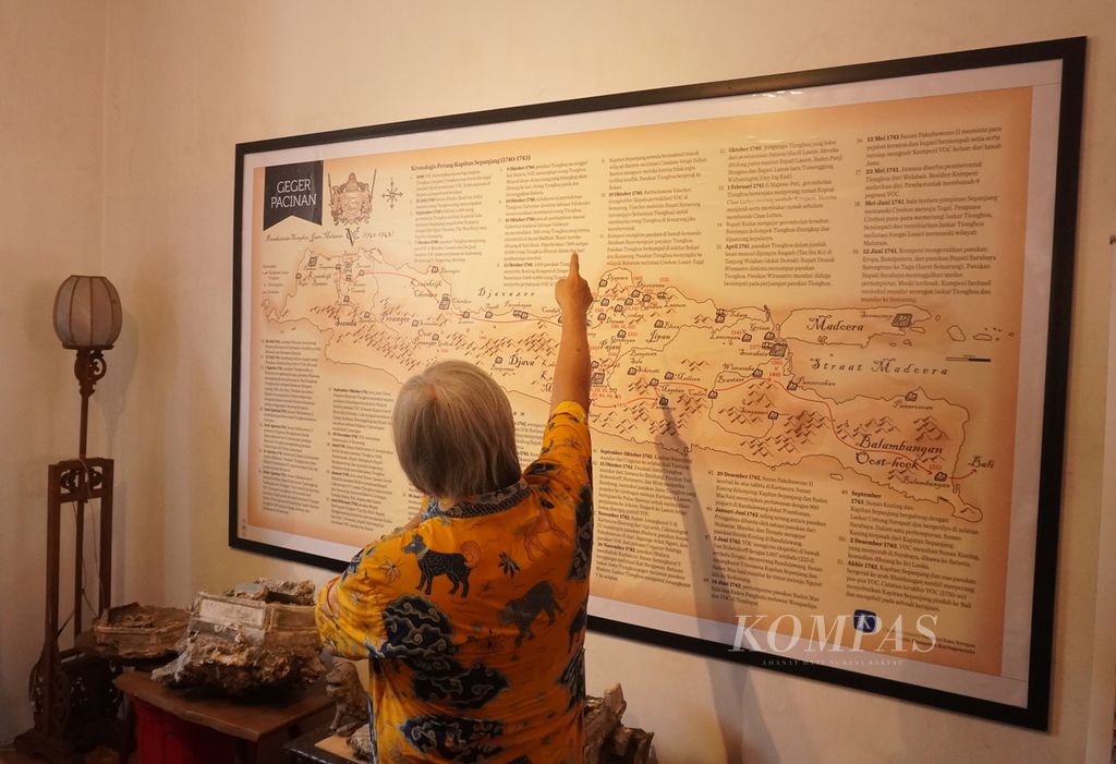 Udaya Halim, pendiri Museum Benteng Heritage, menjelaskan infografis terkait Geger Pacinan di Liem Heritage di Desa Sumberjo, Kecamatan Rembang, Kabupaten Rembang, Jawa Tengah, Sabtu (11/11/2023).