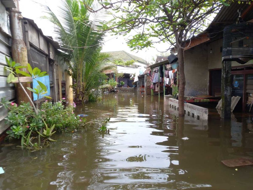 Kondisi permukiman warga yang masih terendam banjir rob hingga setinggi 60 sentimeter di Kampung Tambaklorok, Kelurahan Tanjung Mas, Kota Semarang, Jawa Tengah, Rabu (25/5/2022). Warga masih memilih bertahan di rumah masing-masing.