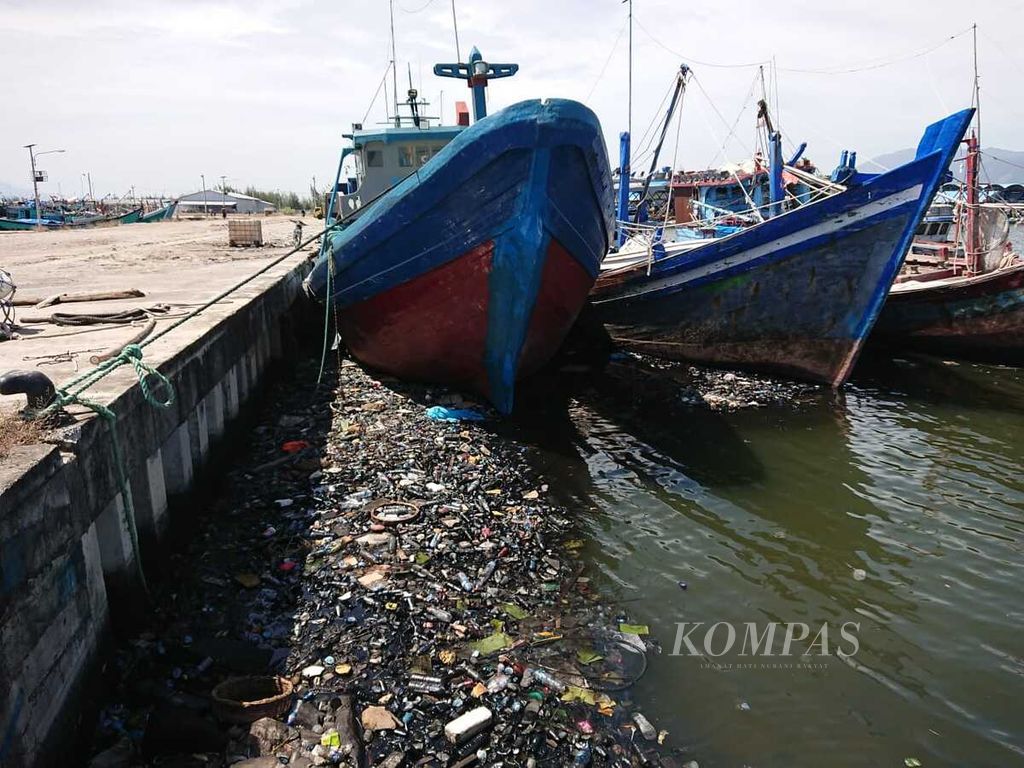 Sampah plastik mengotori laut di Pelabuhan Lampulo, Banda Aceh, Provinsi Aceh, Jumat (20/5/2022). Produksi sampah rumah tangga mendominasi, tetapi pengelolaan sampah masih minim.