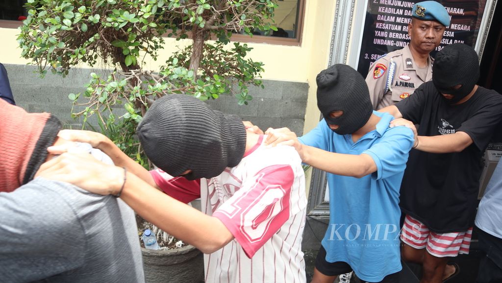 Sejumlah tersangka pengeroyokan berjalan di Markas Kepolisian Resor Cirebon Kota, Jawa Barat, Rabu (8/2/2023). Dari 11 tersangka kasus pengeroyokan, tujuh di antaranya masih berusia di bawah 18 tahun.