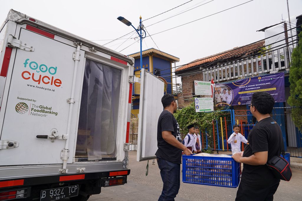 Sofyan Setyadi (32) dan Kukuh Napaki (28), pegawai Foodcycle, mengangkut makanan ke Yayasan Nur Sahabat yang juga sekolah di Kelurahan Kampung Melayu, Jakarta Timur, DKI Jakarta, Jumat (10/11/23)