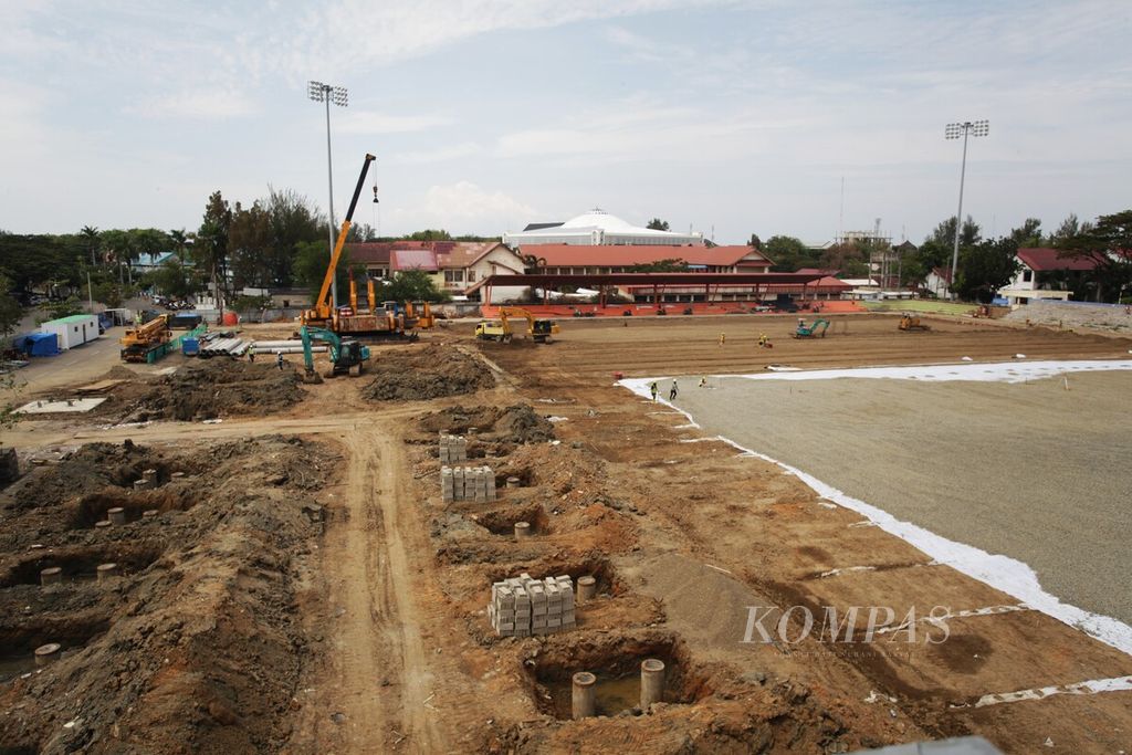 Proses renovasi Stadion Dimurtala, Lampineung, Kota Banda Aceh, yang disiapkan untuk pertandingan cabang olahraga sepak bola putra, Selasa (12/3/2024).