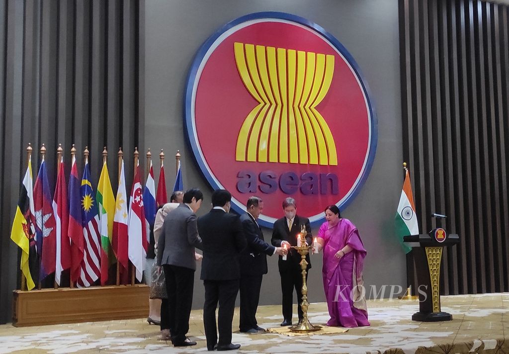 Sekretaris Jenderal ASEAN Lim Jock Hoi (kedua dari kanan) dan Wakil Menteri Luar Negeri dan Pendidikan India Rajkumar Ranjan Singh (ketiga dari kanan) meresmikan ASEAN-India Network of Universities, Senin (29/8/2022), di Sekretariat ASEAN di Jakarta. Kerja sama itu wujud dari kebijakan Melihat Ke Selatan yang dicetuskan India juga pengakuan peran vital ASEAN
