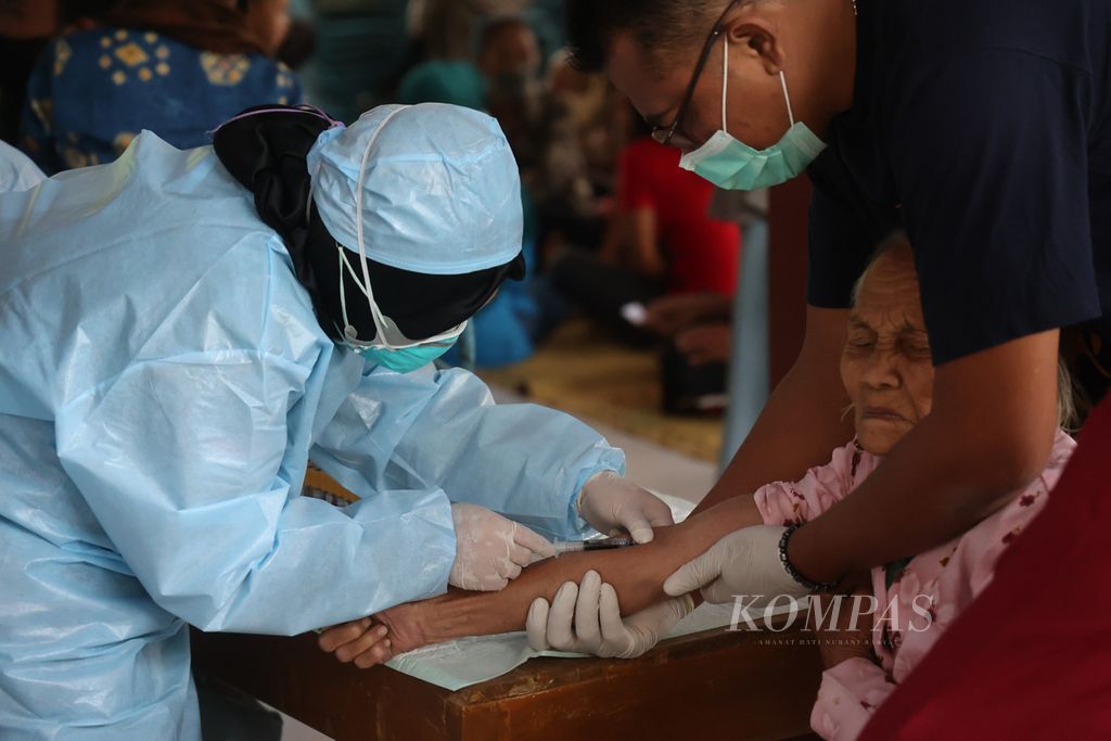 Petugas medis mengambil sampel darah warga di Dusun Jati, Candirejo, Semanu, Gunungkidul, DI Yogyakarta, Jumat (7/7/2023). Pengambilan sampel darah untuk menentukan langkah penanganan bagi warga yang positif terpapar bakteri antraks.