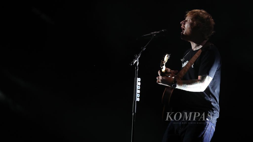 Penyanyi pop asal Inggris, Ed Sheeran, menghibur penggemarnya di Stadion Utama Gelora Bung Karno, Senayan, Jakarta, Jumat (3/5/2019). Konser musisi yang telah meraih empat penghargaan Grammy Awards ini merupakan salah satu konser musisi luar negeri yang paling dinanti di Indonesia pada tahun 2019. 