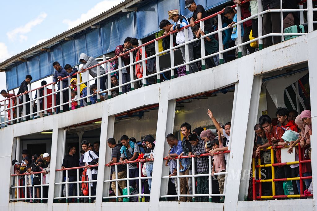 Penumpang menunggu kapal feri bersandar di Pelabuhan Merak, Banten, Senin (15/4/2024).  