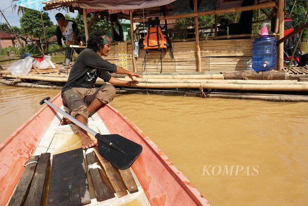 Aktivitas di Sungai Batanghari, Jambi, Kamis (17/11/2022).