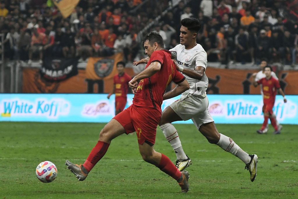 Pesepak bola Persija Jakarta, Ondrej Kudela (kiri), berebut bola dengan pesepak bola Persis Solo, Ramadhan Sananta, pada lanjutan Liga 1 di JIS, Jakarta Utara, Sabtu (24/8/2024).