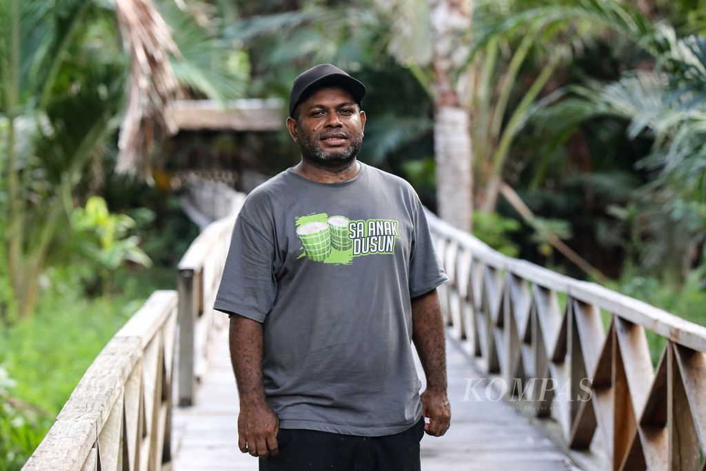 Billy Tokoro, penggerak wisata Kampung Sagu Yoboi di Sentani, Jayapura, Papua, Jumat (26/7/2024). 