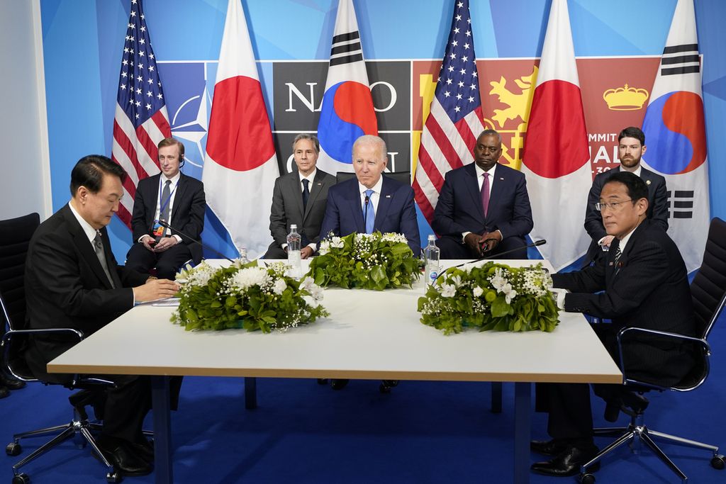 Presiden AS Joe Biden (tengah) bertemu dengan Presiden Korea Selatan Yoon Suk Yeol (kiri) dan Perdana Menteri Jepang Fumio Kishida (kanan) selama KTT NATO di Madrid, 29 Juni 2022.