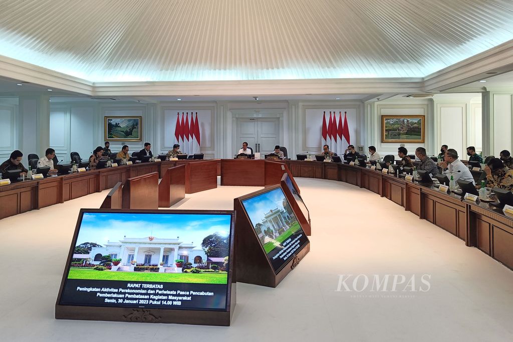 Rapat terbatas terkait Peningkatan Aktivitas Perekonomian dan Pariwisata Pasca-pencabutan PPKM di Istana Presiden, Jakarta, Senin (30/1/2023). Rapat ini, di antaranya, membahas inflasi.