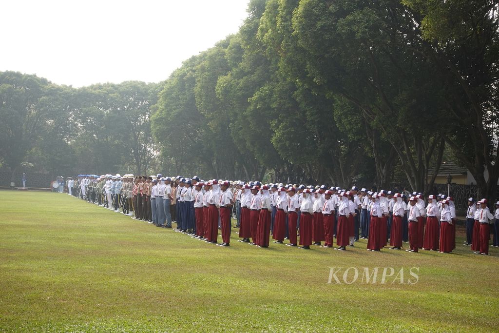 Para siswa mengikuti upacara peringatan Hari Kesaktian Pancasila 2023 yang dipusatkan di Monumen Pancasila Sakti, Lubang Buaya, Jakarta, Minggu (1/10/2023).