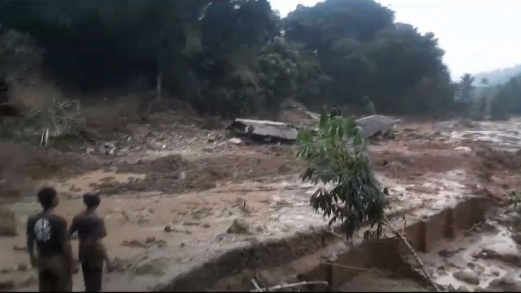 Bencana tanah longsor menerjang wilayah sekitar mata air di Kampung Cipondok, Desa Pasanggrahan, Kecamatan Kasomalang, Kabupaten Subang, Jawa Barat, Minggu (7/1/2024). Peristiwa yang menewaskan dua orang warga ini terjadi pada pukul 17.30 WIB.
