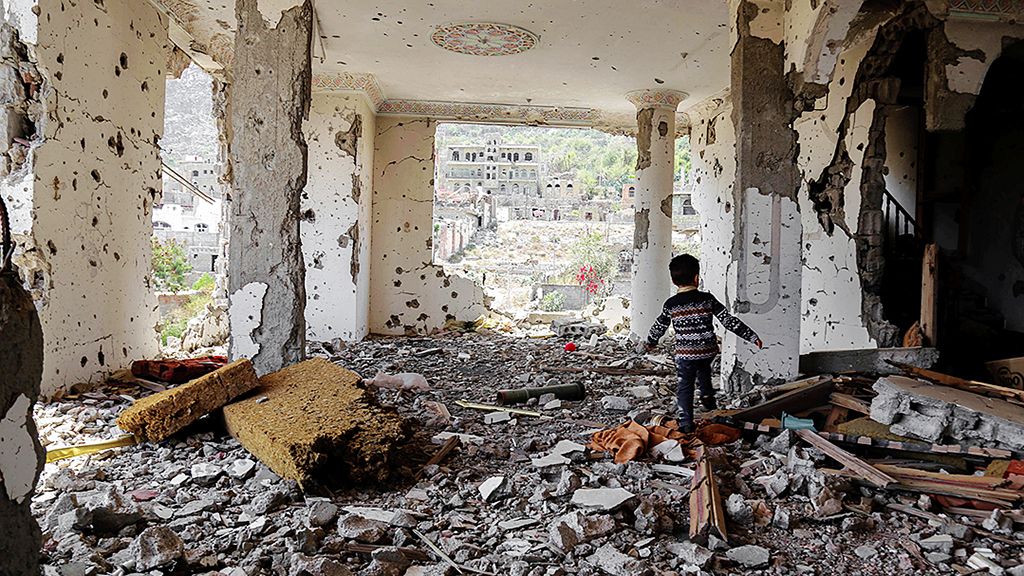 Seorang anak Yaman berjalan di dalam gedung yang hancur akibat serangan udara di kota Taez, Yaman selatan, 18 Maret lalu. Memasuki tahun ketiga, konflik di Yaman belum memperlihatkan tanda- tanda bakal berakhir. Amnesty International menuding Barat ikut andil dalam kehancuran negeri itu melalui pasokan senjata ke Arab Saudi dan mitra koalisinya yang memerangi milisi Houthi di Yaman. 
