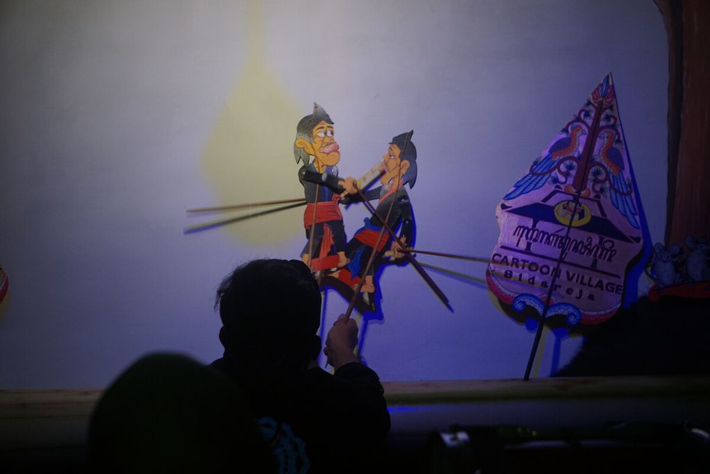 Suasana pertunjukan wayang kartun dengan lakon Dongeng 113 Tahun Ujungan Sidareja, di Desa Sidareja, Kaligondang, Purbalingga, Jawa Tengah, Sabtu (11/3/2023).