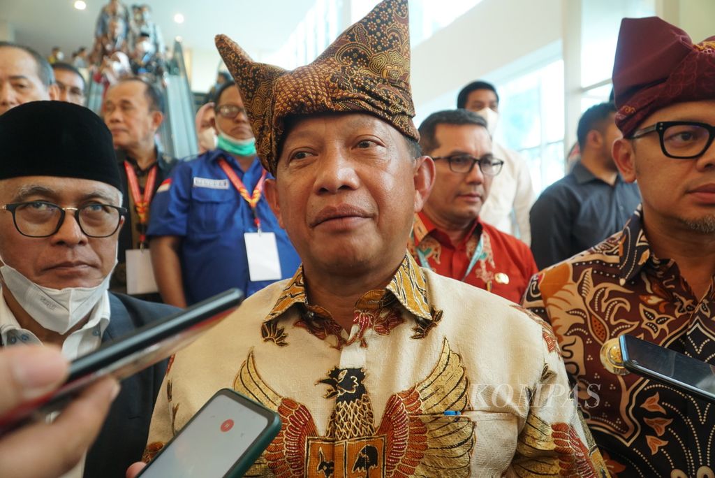 Menteri Dalam Negeri Muhammad Tito Karnavian diwawancarai seusai acara penutupan Rakernas Apeksi XV di Kota Padang, Sumatera Barat, Selasa (9/8/2022). Rakernas Apeksi ini digelar pada 7-10 Agustus 2022 dan diikuti oleh 95 dari 98 pemerintah kota di Indonesia.