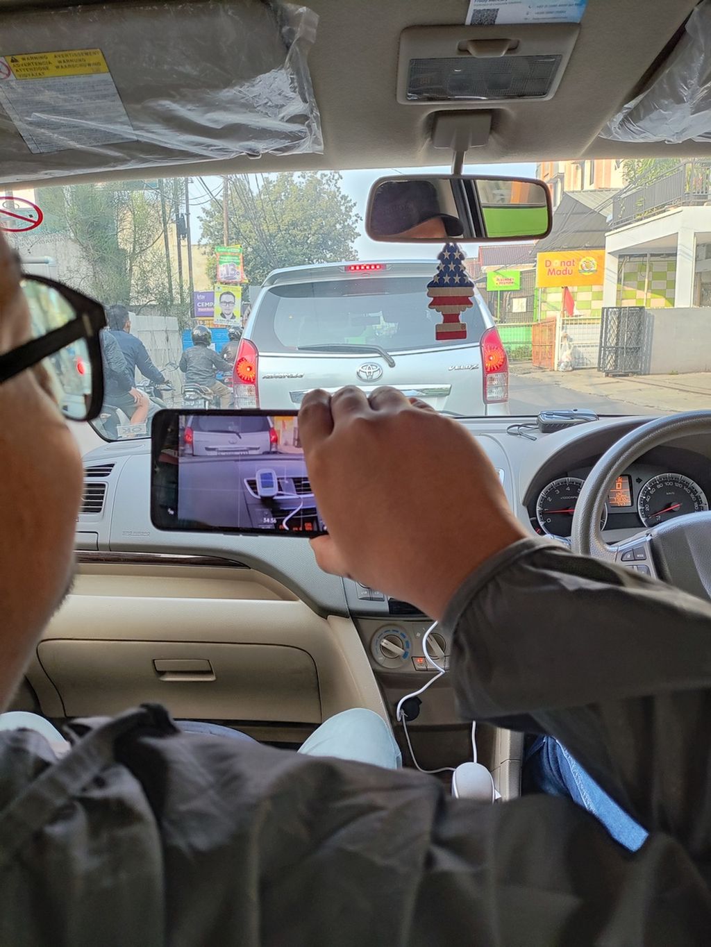 Pemantauan kadar polutan PM 2,5 di dalam mobil selama perjalanan menuju Dayeuhkolot, Kab. Bandung, pada Kamis (10/08/2023) pukul 7.30. Angka rata-rata kadar PM2,5 selama 20 menit perjalanan, 35 ug/m3, yang masuk kategori moderat