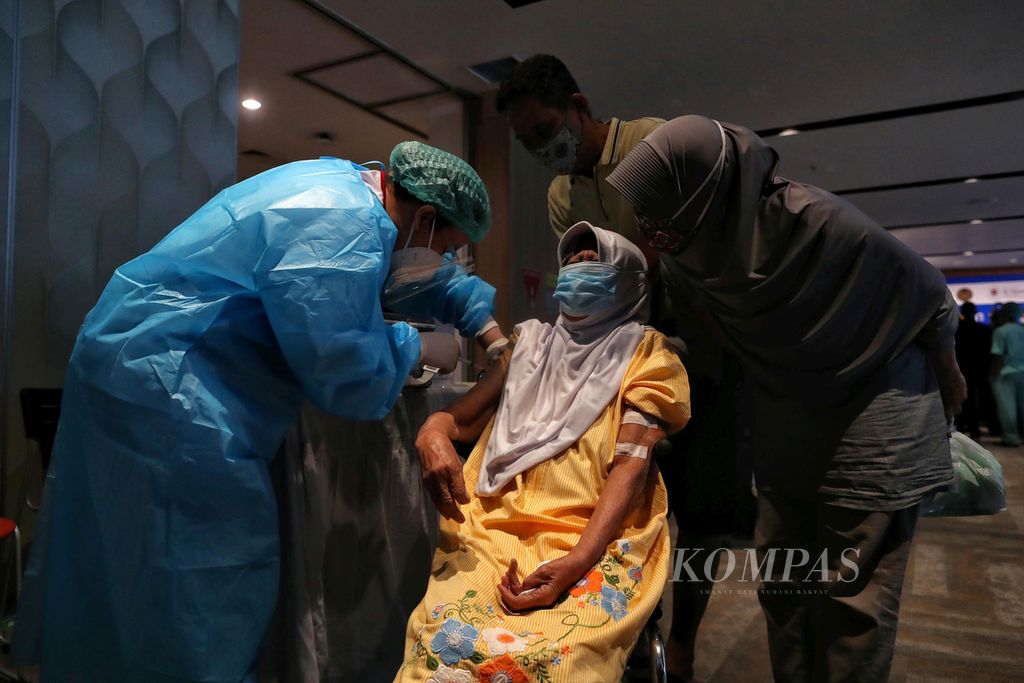 Rukiah (84) menerima vaksin AstraZeneca saat peresmian Sentra Vaksinasi Tiket.com di Rumah Sakit St Carolus, Jakarta, Senin (14/6/2021). Meskipun target vaksinasi Covid-19 secara umum sudah terlampaui, tetapi jumlah warga lansia yang divaksin di Jakarta belum mencapai target. 