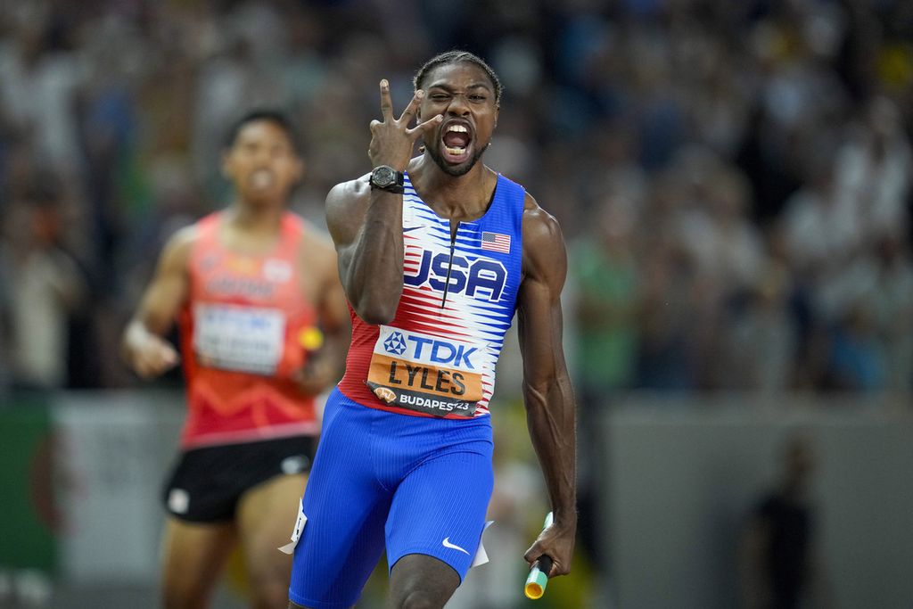 Sprinter AS Noah Lyles, saat menjadi pelari terakhir tim putra AS di nomor estafet 4x100 meter pada Kejuaraan Atletik Dunia di Budapest, Hungaria, 26 Agustus 2023. Lyles akan mendapat saingan berat para sprinter Jamaika di Olimpiade Paris 2024.