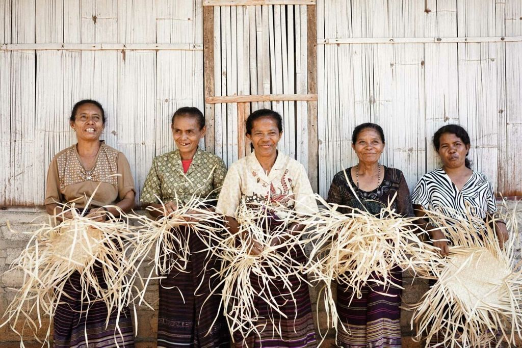 Beberapa ibu rumah tangga di daerah Lombok, Nusa Tenggara Barat, mengerjakan anyaman untuk membuat aneka kerajinan, seperti tas dan aksesori lainnya.