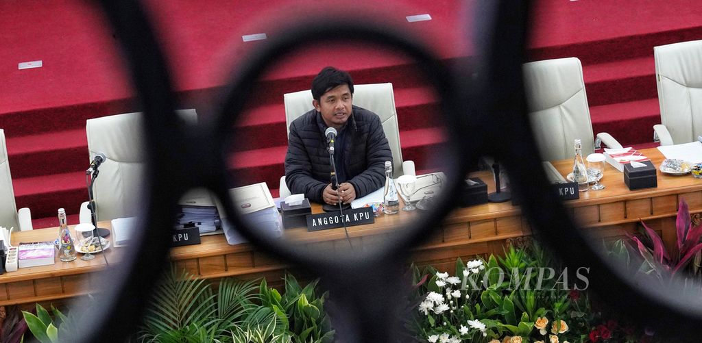 Member of the General Election Commission, Idham Kholik, when opening the Open Plenary Meeting for the Recapitulation of Vote Counting Results Abroad in the 2024 General Elections in the KPU hall, Jakarta, on Monday (4/3/2024).
