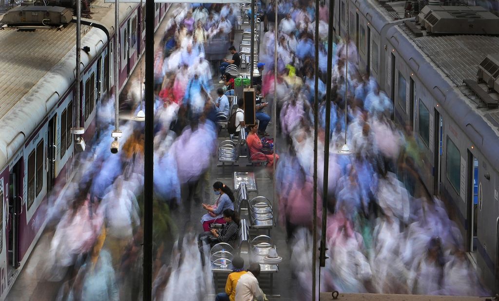 Warga memenuhi peron di sebuah stasiun di Mumbai, India, 20 Maret 2023. India, negara berpenduduk 1,4 miliar, akan menyalip China dalam hal jumlah penduduk. 