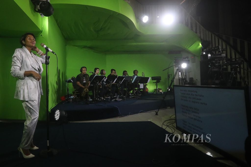 Penyanyi Dira Sugandi tampil dalam Konser 7 Ruang Tribute to Ismail Marzuki” di Jakarta, Selasa (6/4/2021). Konser yang digelar untuk merayakan Ulang Tahun Ke-58 Bank Jateng tersebut dinikmati secara <i>live </i>melalui media sosial Youtube.