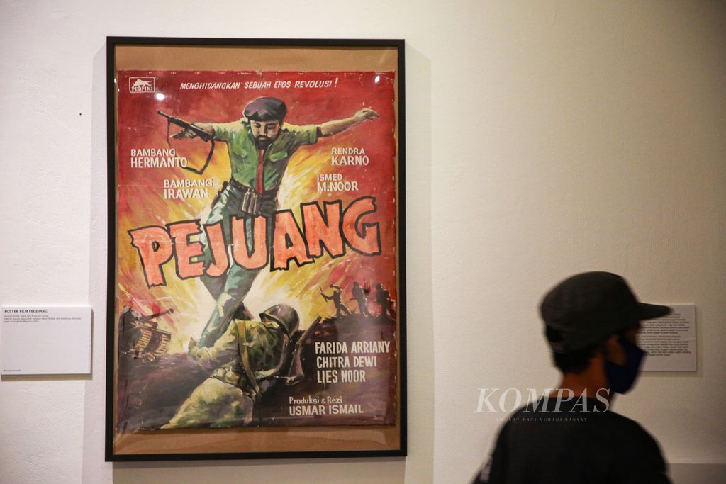 Poster film berjudul <i>Pejuang</i> dalam pameran bertajuk Boeng Usmar Ismail dalam Sinema Indonesia<i></i>yang berlangsung di Dia.Lo.Gue Artspace, Kemang, Jakarta Selatan, Jumat (22/4/2022).