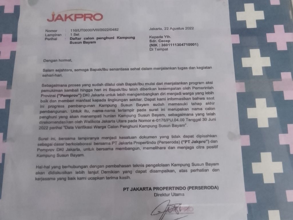 Surat calon penghuni yang dikantongi warga gusuran di Kampung Susun Bayam di Jakarta Utara, Selasa (19/12/2023).