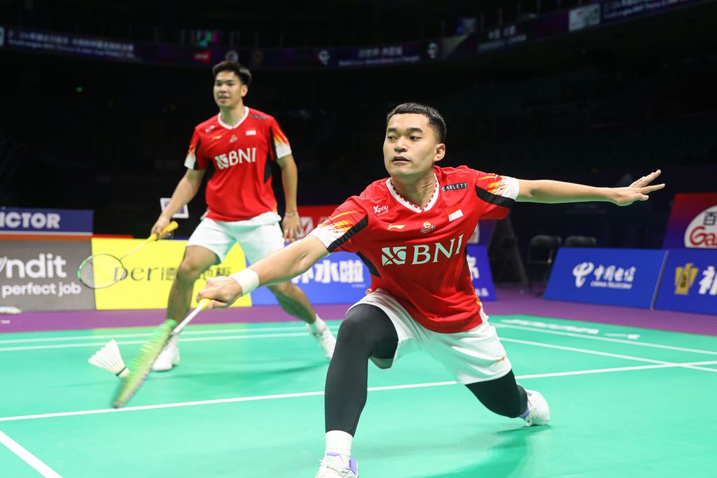 Leo Rolly Carnando/Daniel Marthin are practicing at Chengdu Hi Tech Zone Sports Center Gymnasium, Chengdu, China, on Thursday (25/4/2024). Indonesia will compete in the team championship of the Thomas and Uber Cup on April 27-May 5, 2024.